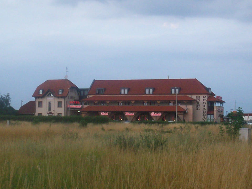 Blick auf das Hotel mit überwachtem Parkplatz Hotel Rózsa Csárda