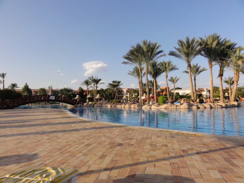 Basen główny Parrotel Beach Resort