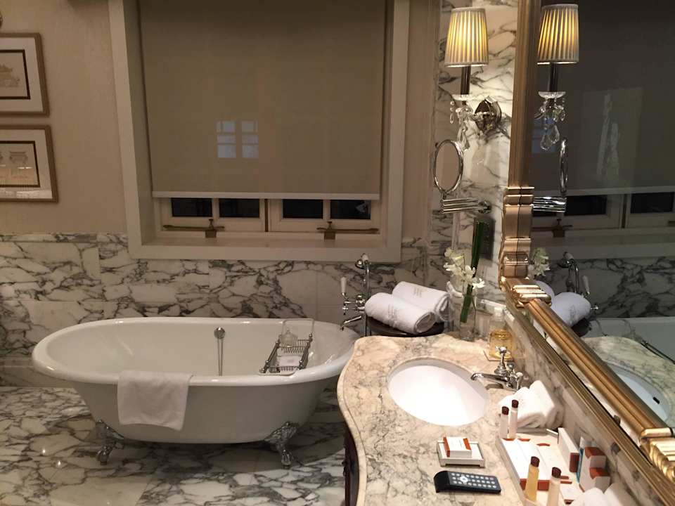 Bad Hotel Waldorf Astoria Shanghai on the Bund