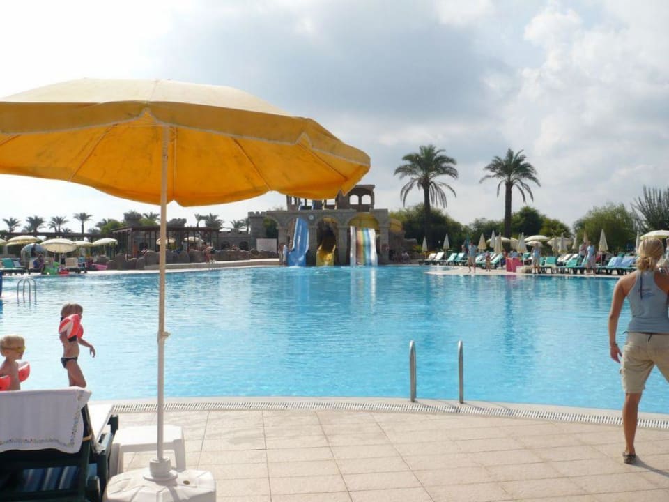 Hauptpool mit Blick auf die Rutschen TUI KIDS CLUB Felicia Village