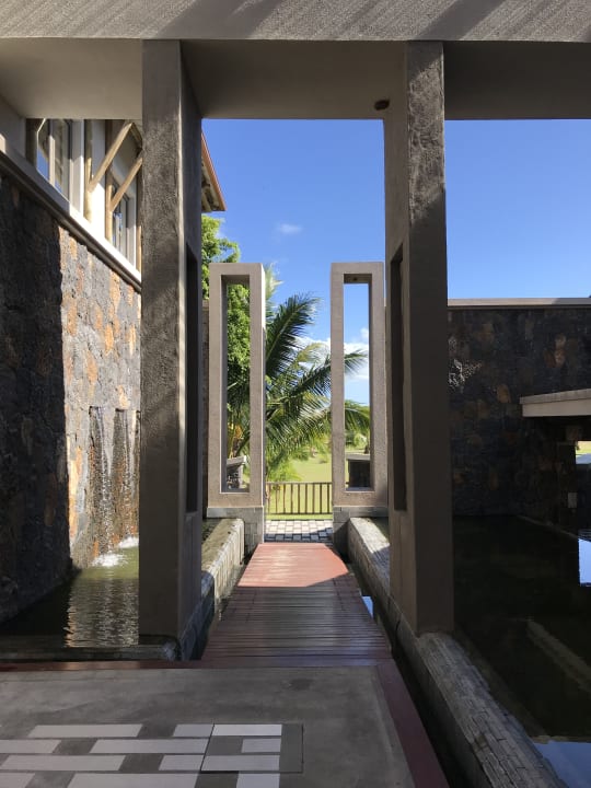 Wasserfall nahe Lobby. Crystals Beach Resort Belle Mare, a member of Radisson Individuals