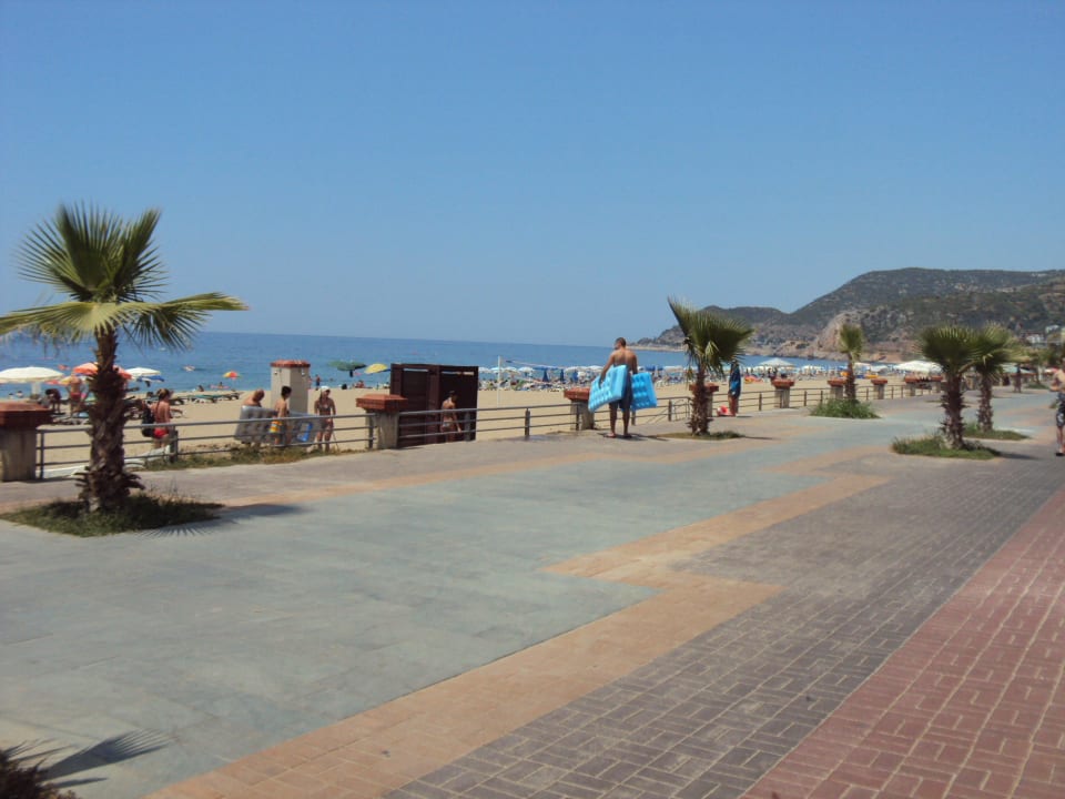 Набережная около отеля Hotel Kleopatra Alis