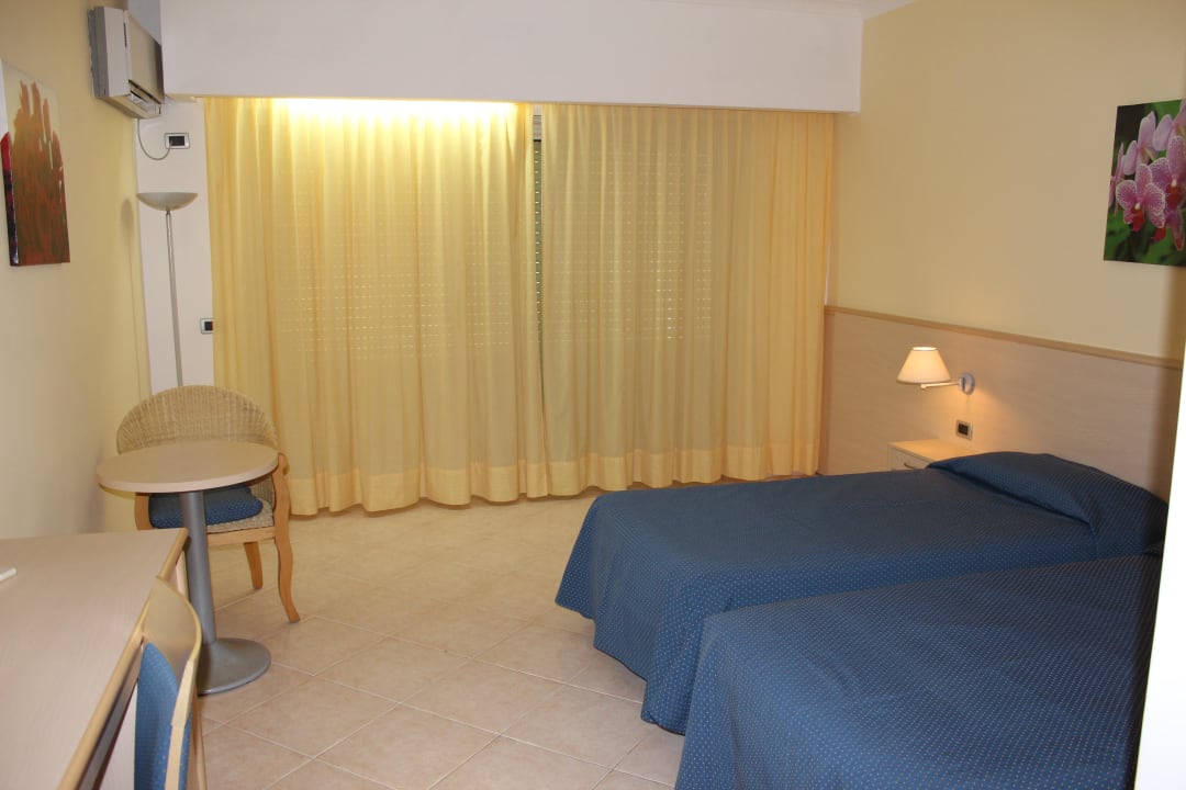 Blick vom Zimmereingang her Aldiana Club Rocca Nettuno Calabria