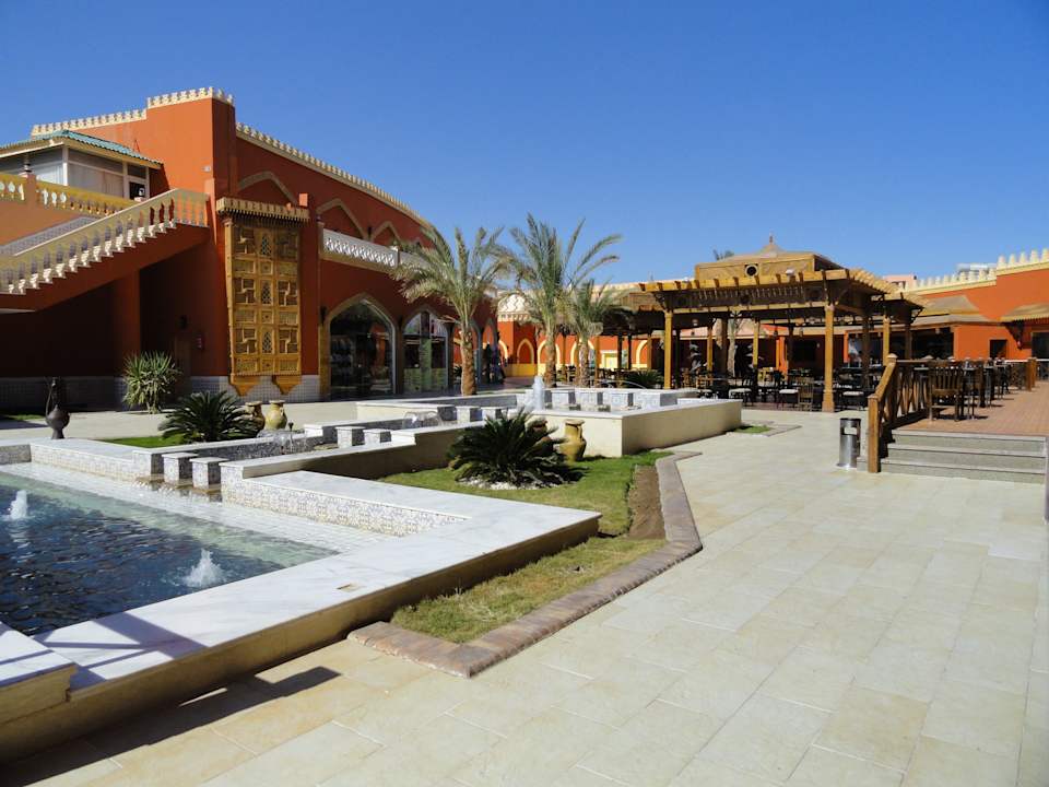 Der Show Arena Eingang mit Bar Pickalbatros Alf Leila Wa Leila Resort - Neverland Hurghada