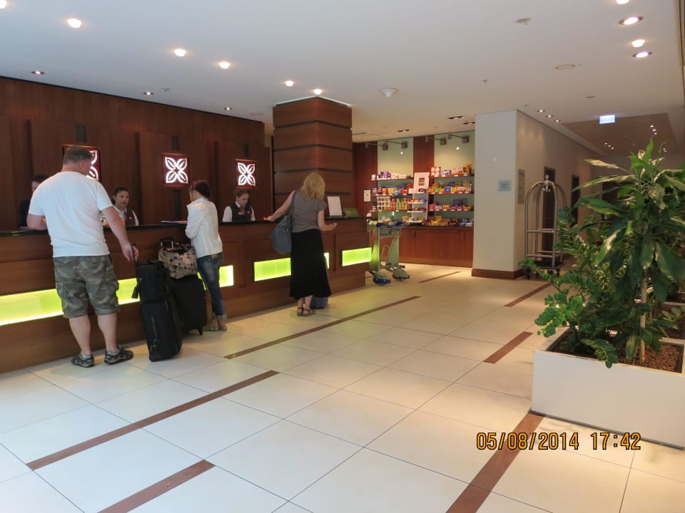 Blick zur Rezeption Hilton Garden Inn Frankfurt Airport
