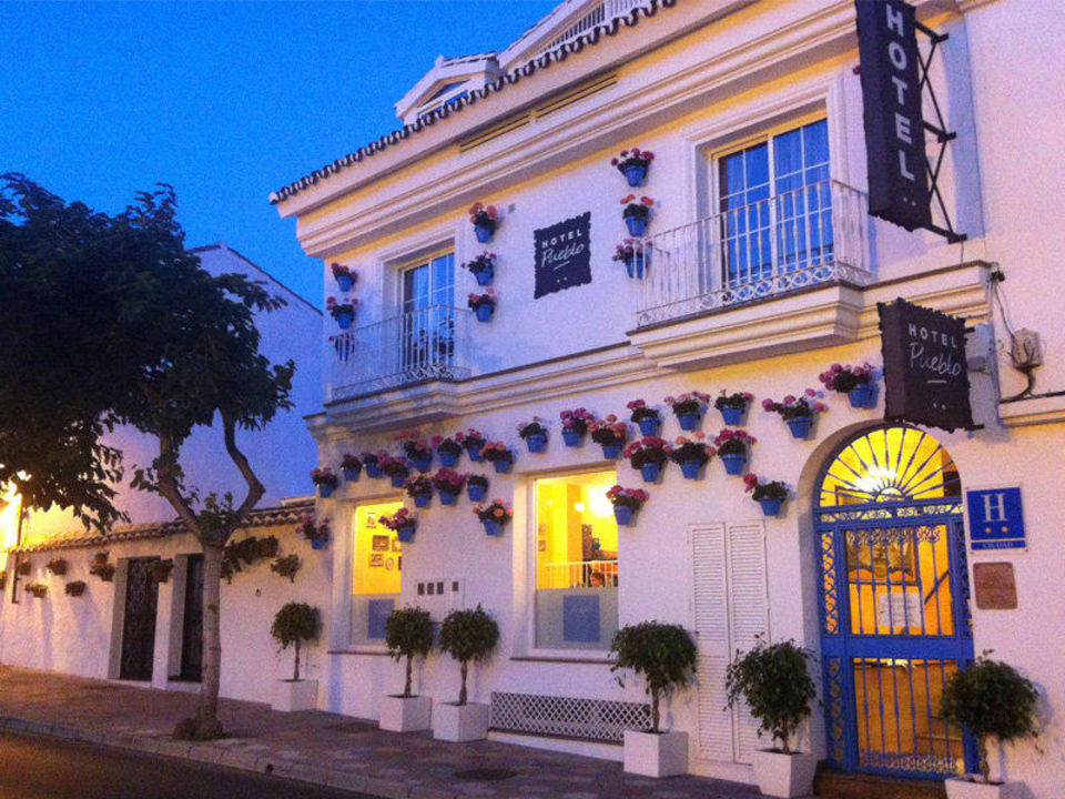 Fassade mit Blumentöpfen Hotel Pueblo