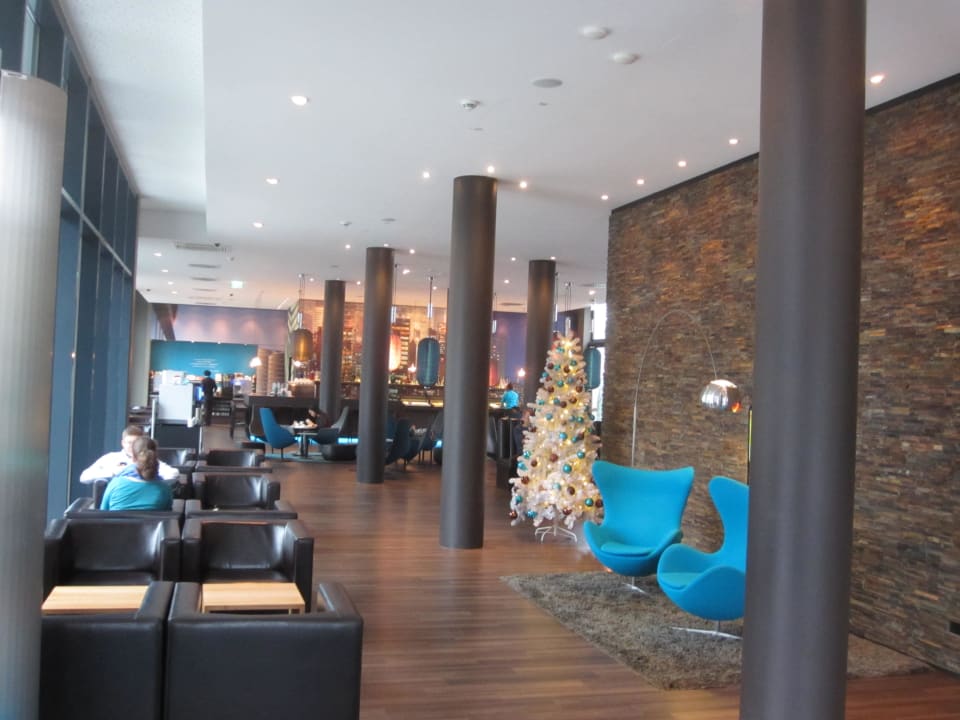 Blick in Richtung Bar/Frühstücksbereich Motel One Düsseldorf-Hauptbahnhof