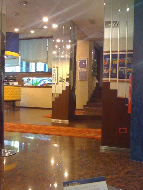 Lobby in Richtung Ausgang und Rezeption Hotel Re Enzo