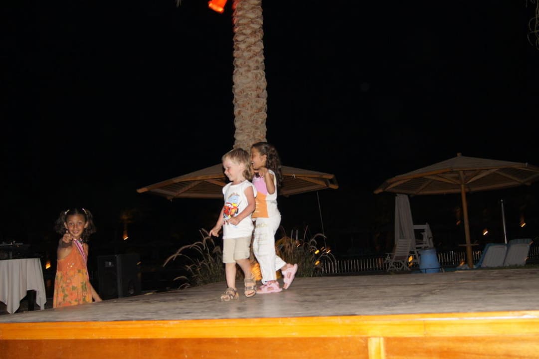 Дети  танцуют Continental Hotel Hurghada