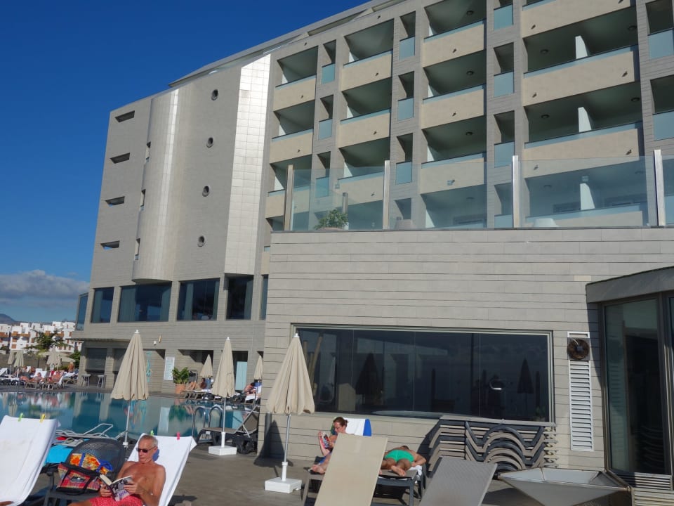 Poolbereich mit Hotel Kn Arenas del Mar Hotel