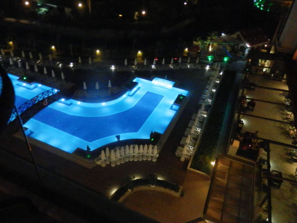 Poolanlage bei nacht Luna Blanca Resort & Spa