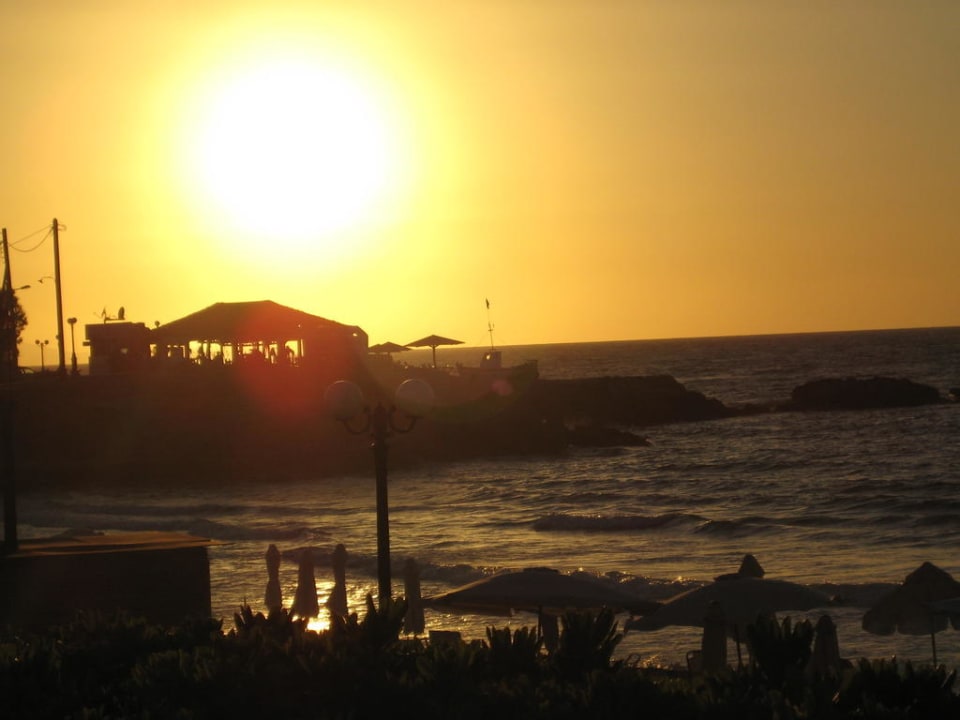 Sonnenuntergang von der Terrasse The Island Hotel