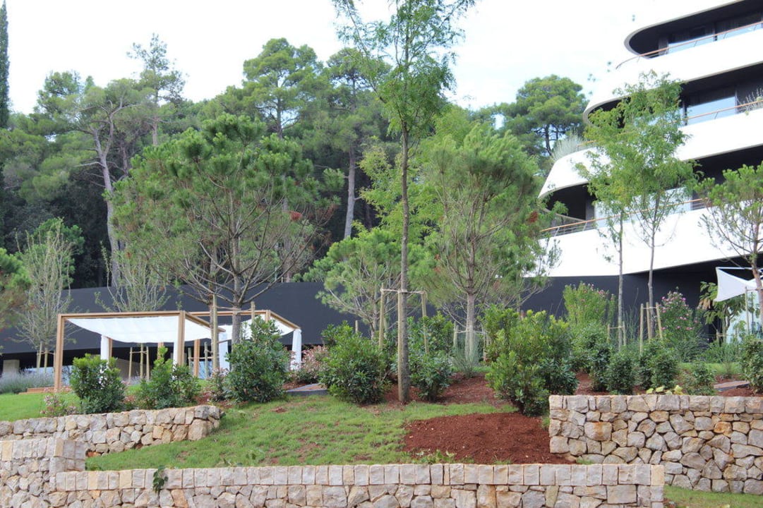 Garten vor dem Spa Bereich Lone Hotel by Maistra Collection
