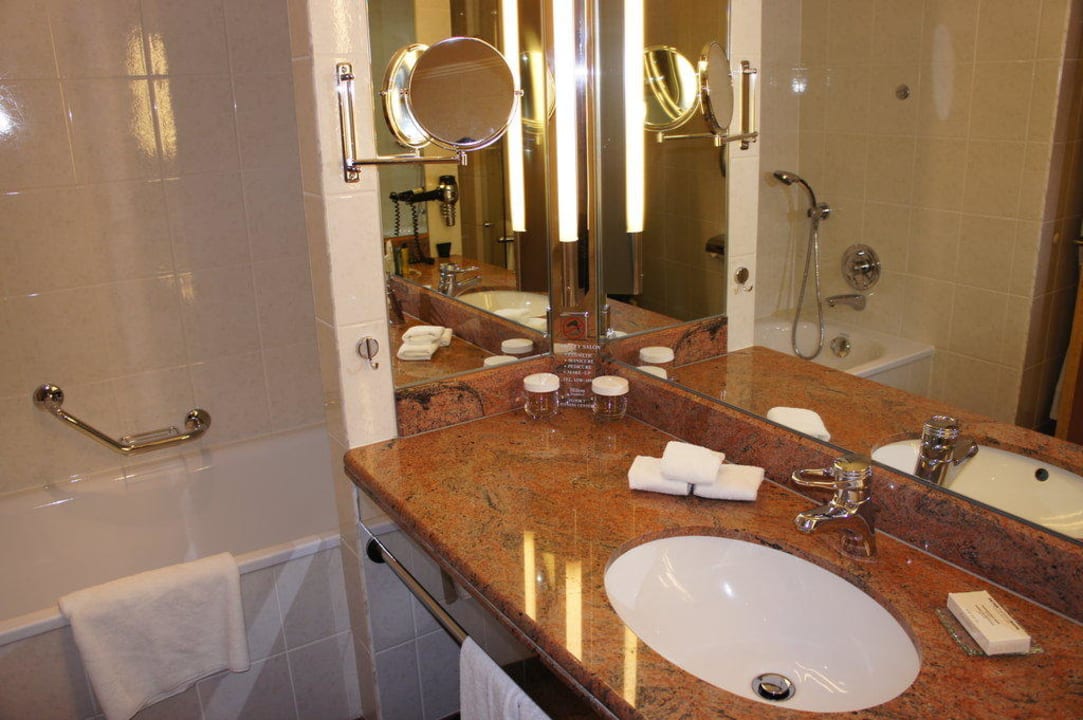 Badezimmer mit Dusche und Wanne Hilton Frankfurt City Centre
