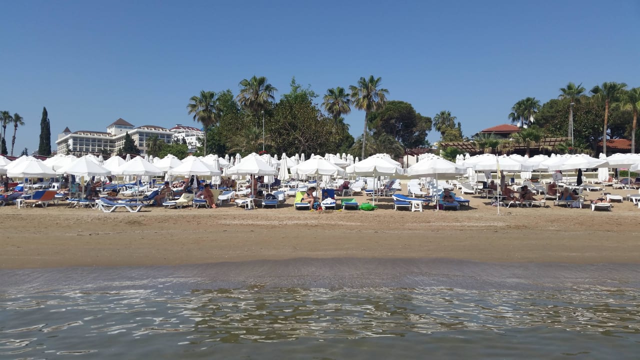 Top Strand mit kostenlosen Liegen und Auflagen Hotel Sirma