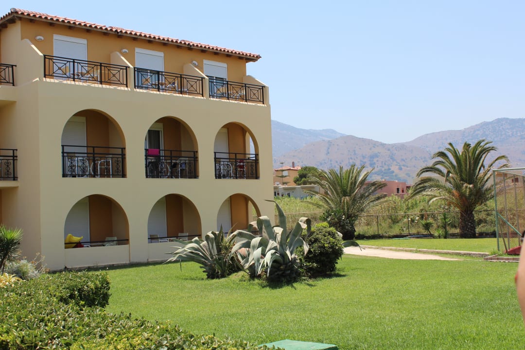 Blick auf das Hotel von der Beach Bar Vantaris Luxury Beach Resort