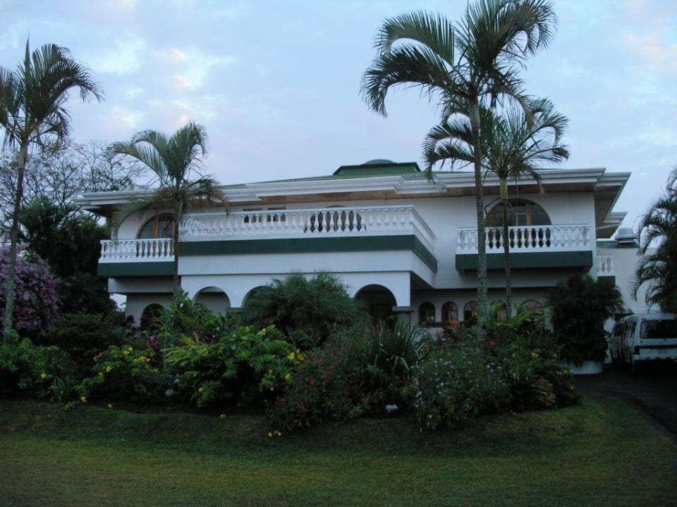 Hotel - und ganz klein der Shuttlebus Hotel Buena Vista