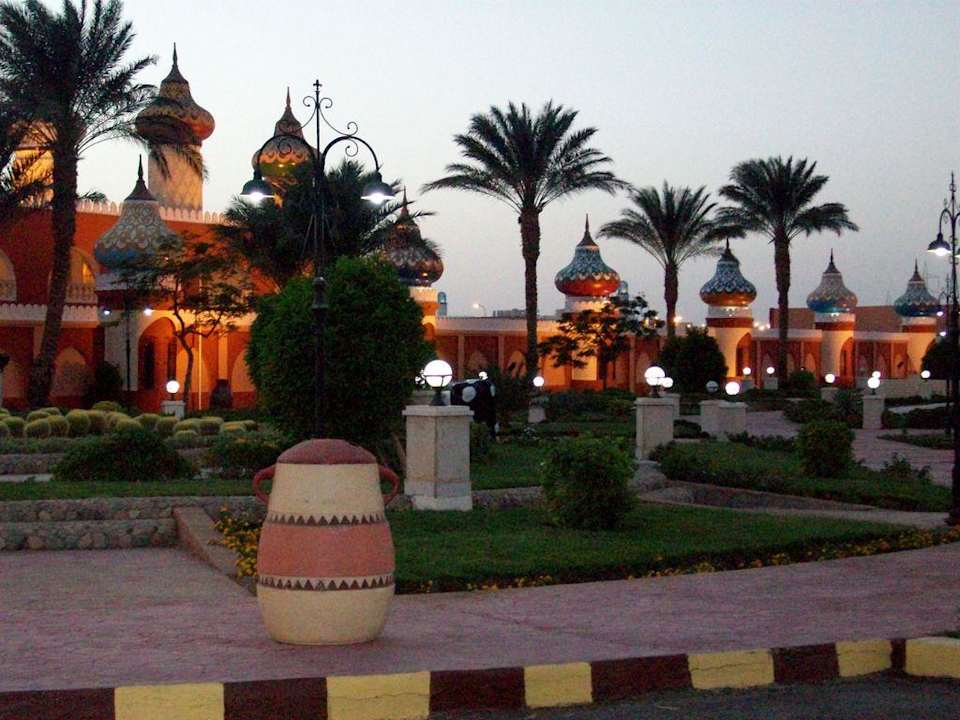 Garten vor der Anlage mit vielen Türmchen Pickalbatros Alf Leila Wa Leila Resort - Neverland Hurghada