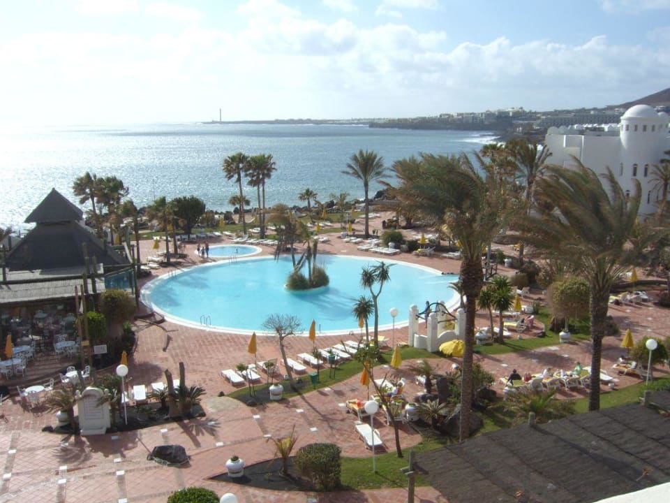 Blick vom Hotel über Pool H10 Timanfaya Palace - Adults only