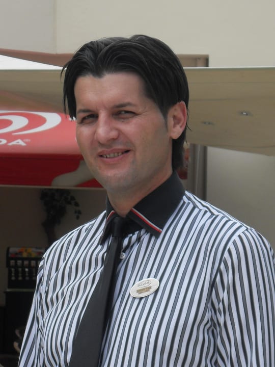 Sinan und im Hintergrund die Gardenbar Alaiye Resort & Spa