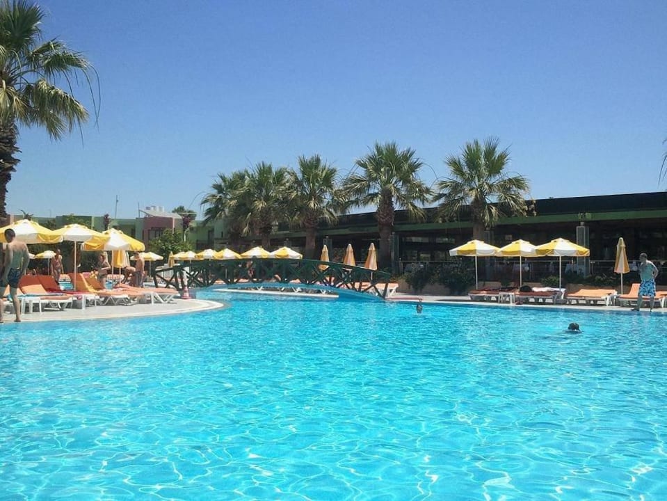 Großer Pool VONRESORT Golden Beach