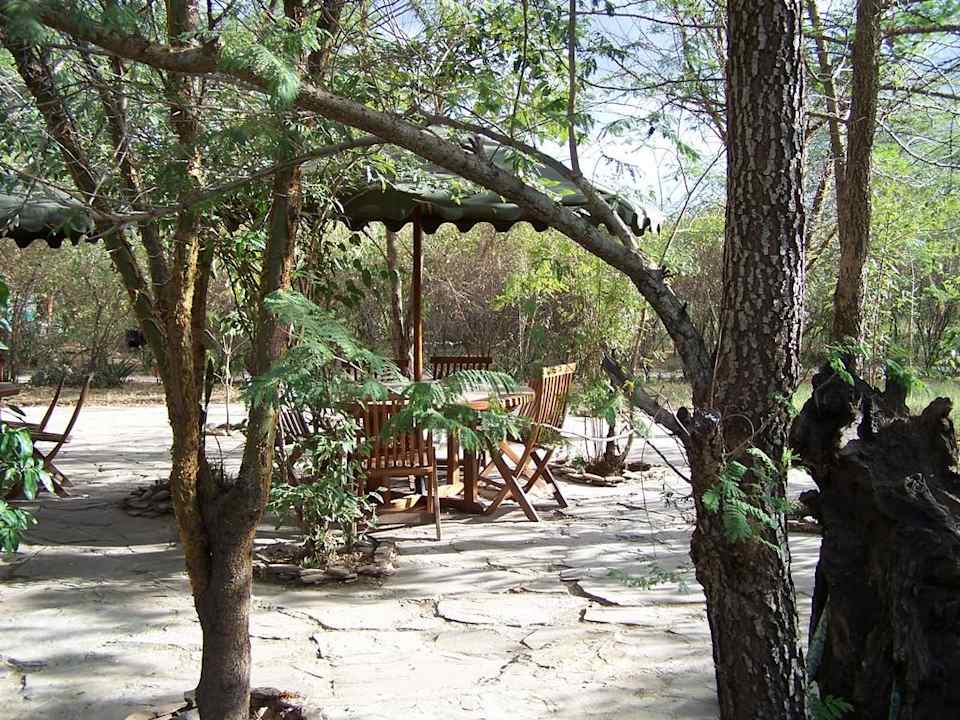 Sitzbereich im Innenhof Aruba-Mara Camp