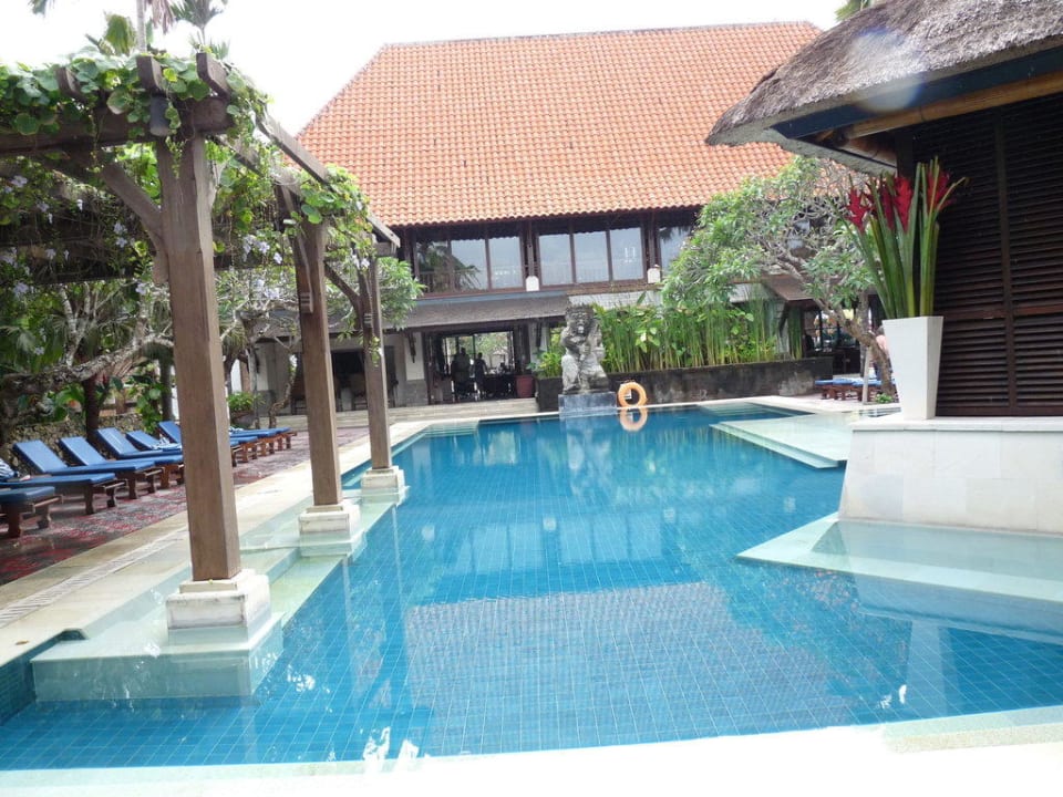 Frühstückstempel im Hintergrund Puri Santrian