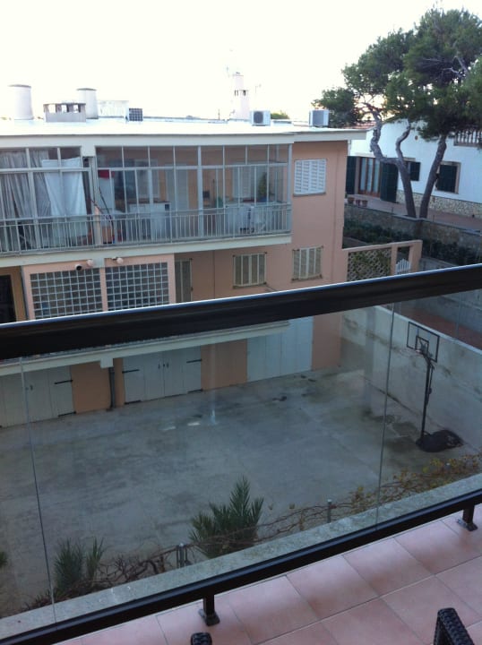 Basketballplatz  unter dem Zimmer AluaSoul Palma