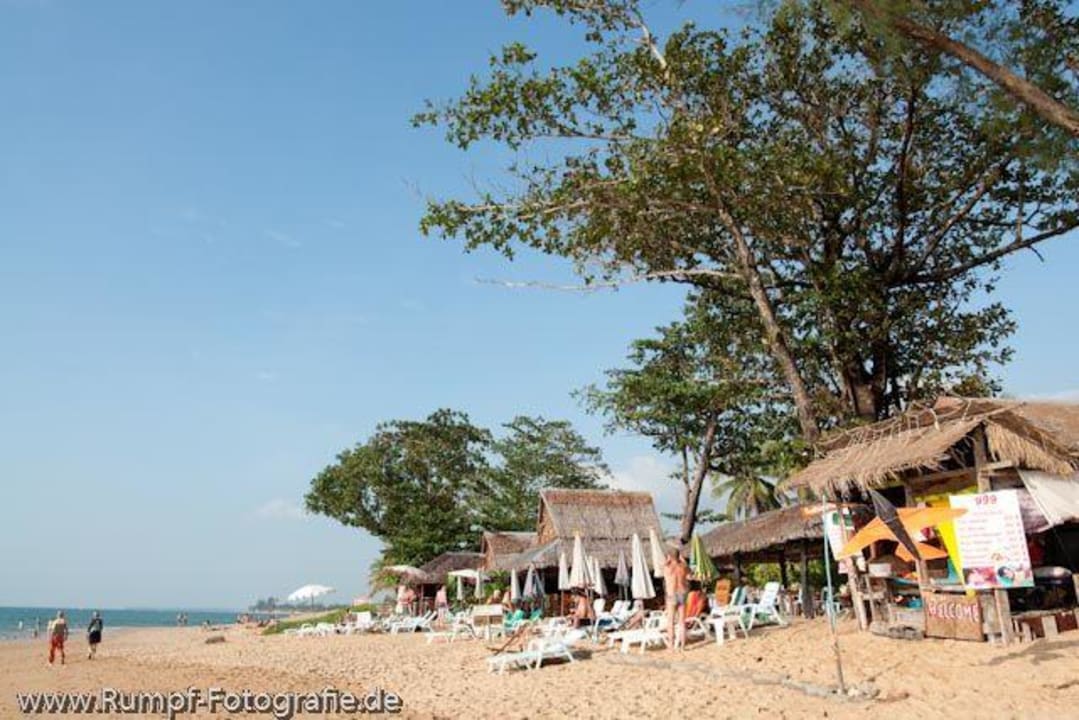 Strand bei der Bungalow-Anlage Khaolak Oriental Resort - Adults only