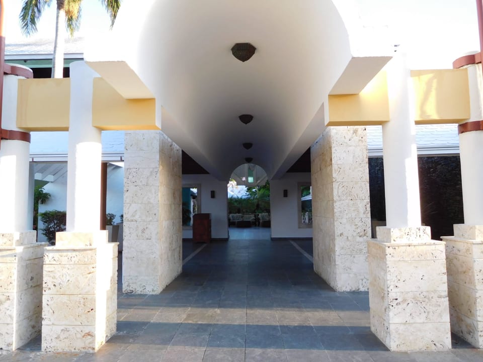 Eingang zur Lobby Grand Paradise Playa Dorada