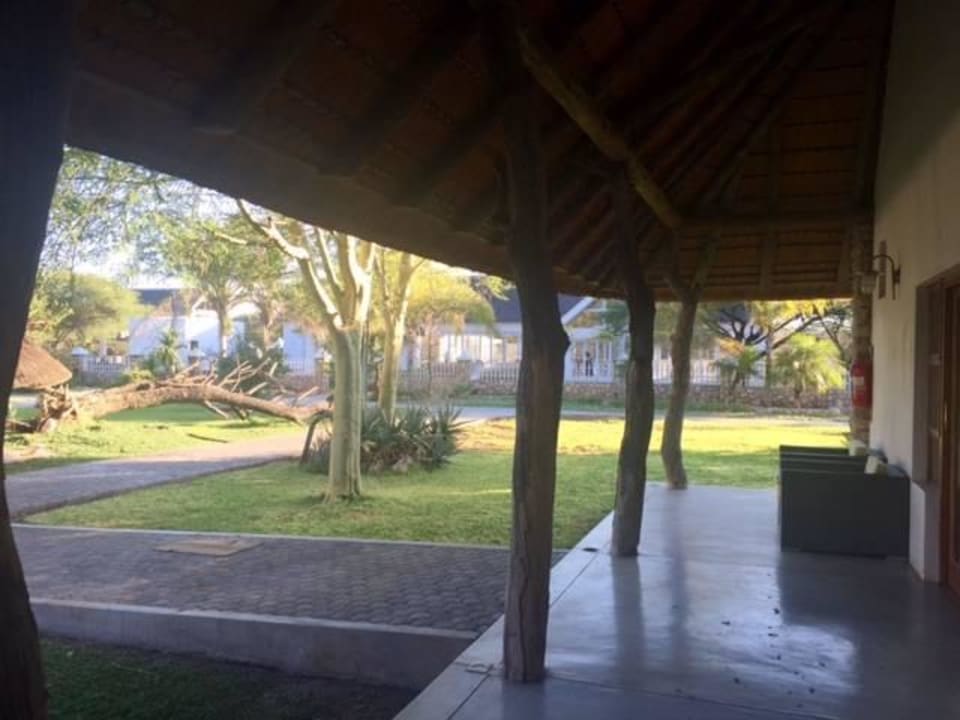 Eingang zum Zimmer (Blick Richtung Garten) Emanya@Etosha Lodge