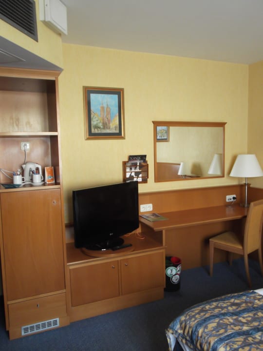 Minibar und Schreibtisch Scandic Wrocław