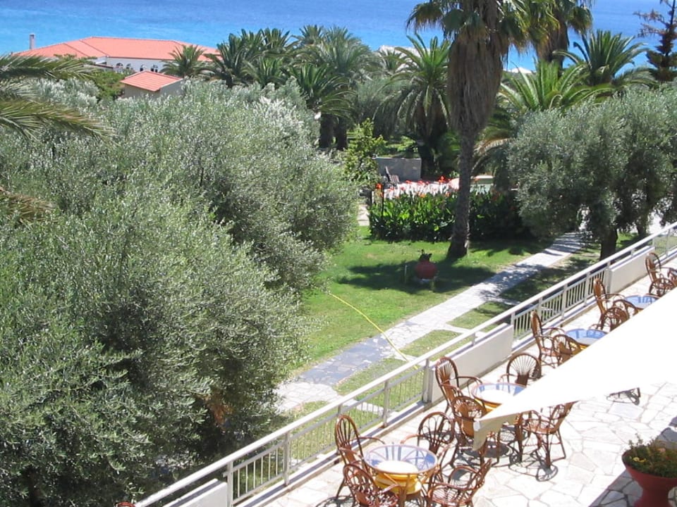 Blick vom Balkon in den Garten Hotel Mendi