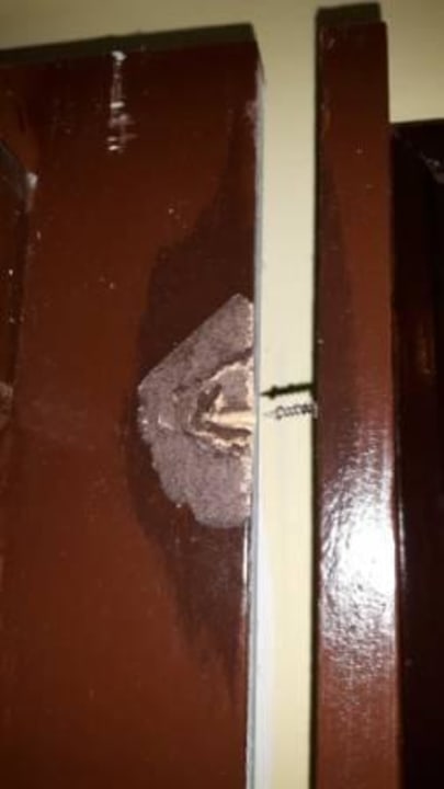 Ausgerissene Seitenwand am Schrank Belconti Resort Hotel