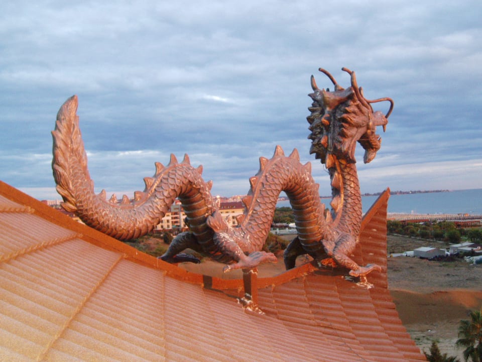 Einer der Namensgeber auf dem Dach Hotel Royal Dragon