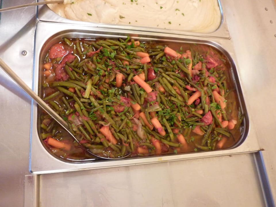 Warme Speisen am Buffet Hotel Kathrin Beach