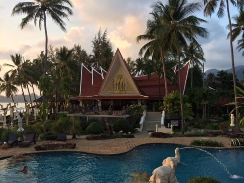 Pool mit Blick auf Restaurant Santhiya Tree Koh Chang Resort