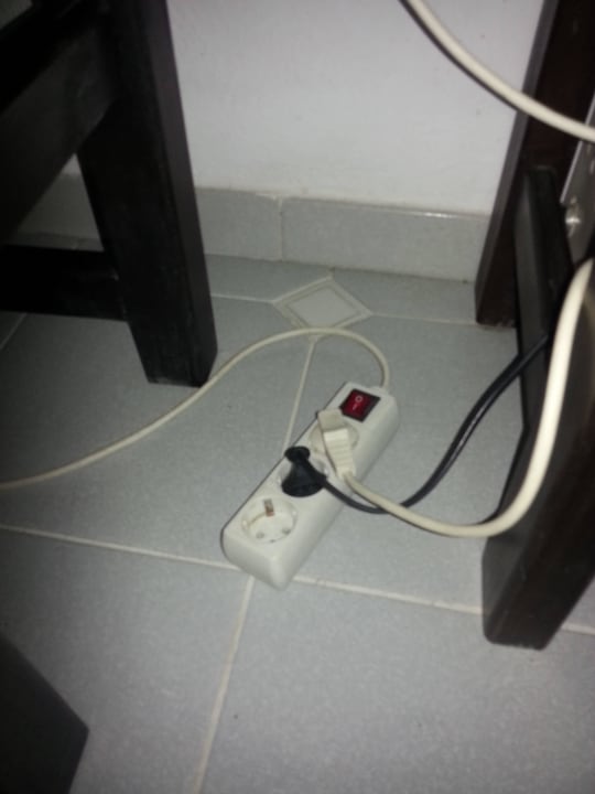 Eine von ganzen 2 Steckdosen im ganzen Zimmer. Hotel Geranion Village