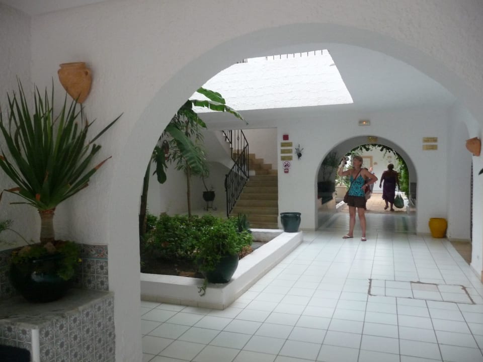 Durchgang zu den Zimmern Hotel Nesrine