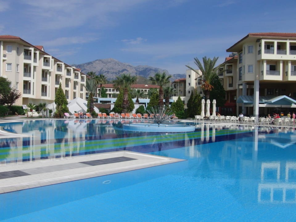 Pool und Hotel Le Jardin Resort