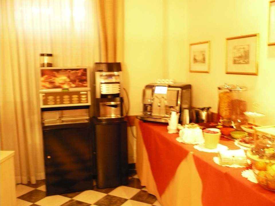 Frühstücksbuffet mit 3verschiedenen Kaffemaschinen Hotel Victor
