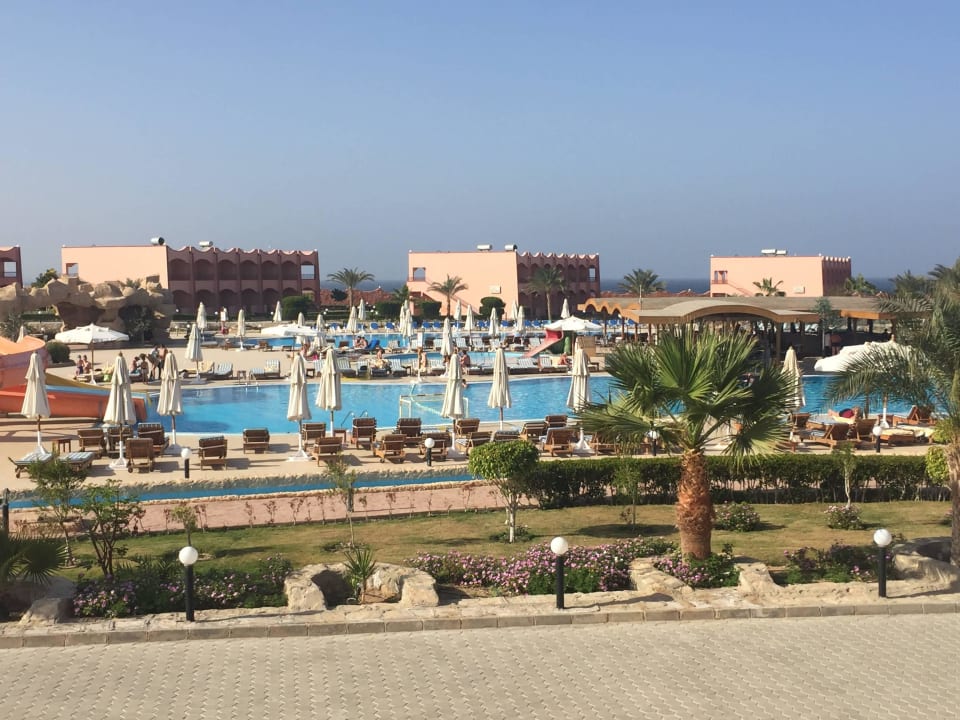 Gepflegte Grünanlagen Three Corners Happy Life Beach Resort