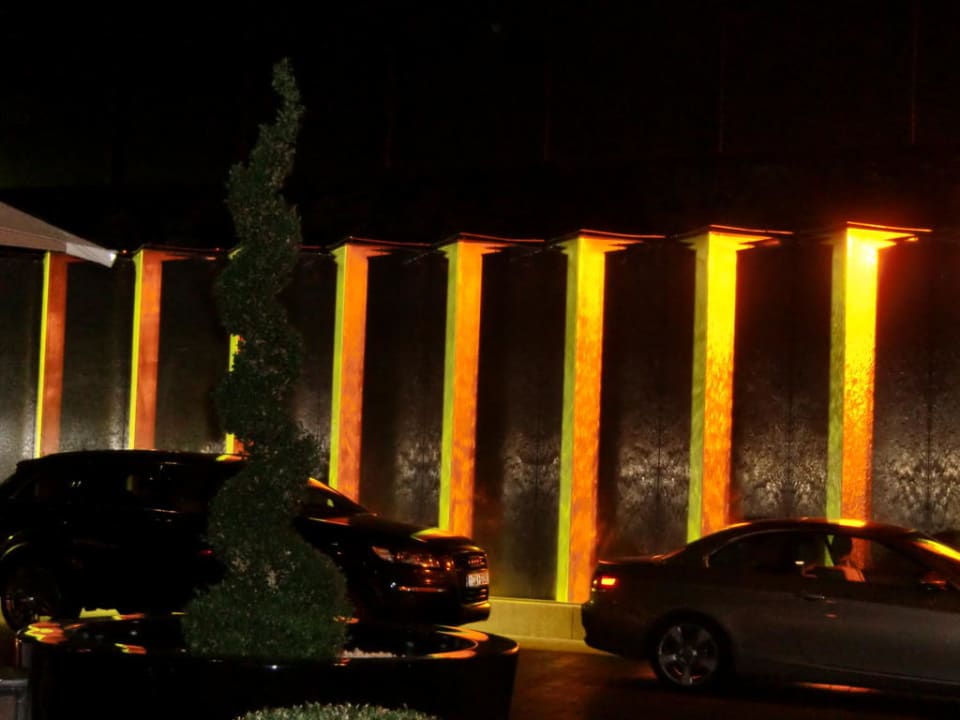 Aussenbereich bei Nacht vorm Eingang Sheraton Berlin Grand Hotel Esplanade