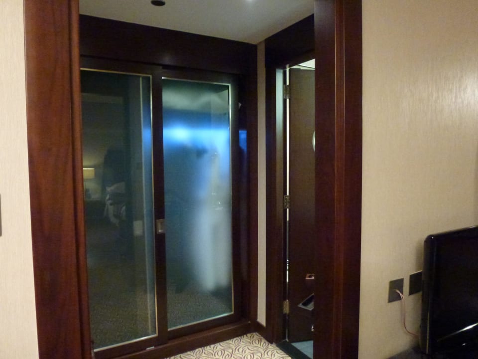 Grosser Schrank mit Safe Rose Rayhaan by Rotana