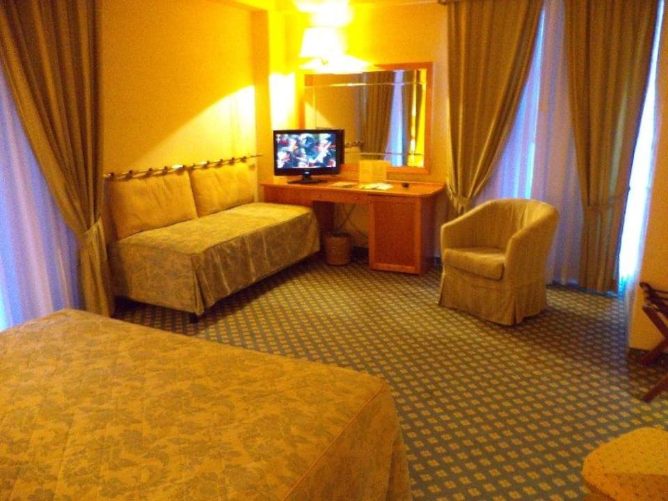 Junior Suite lato scrivania Hotel Valdarno