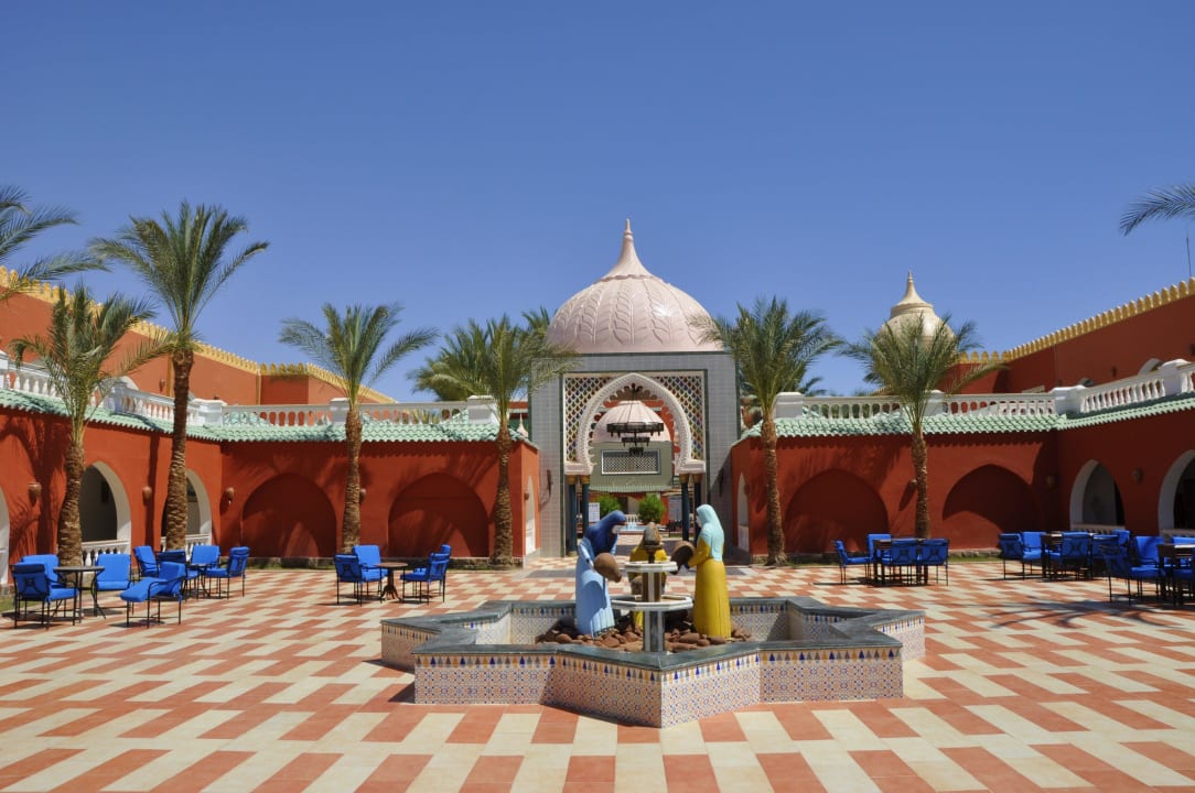 Ein Cafe neben  Rezeption Pickalbatros Alf Leila Wa Leila Resort - Neverland Hurghada