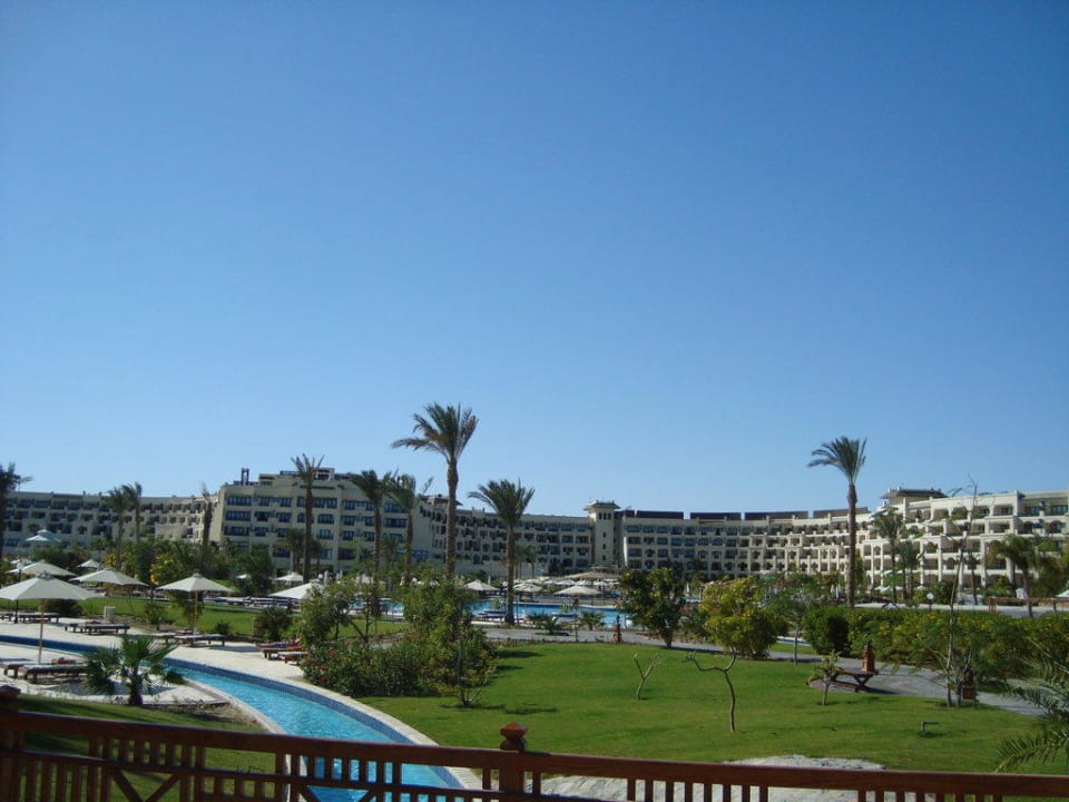 Sicht auf die Pool- und Gartenanlage Steigenberger ALDAU Beach Hotel