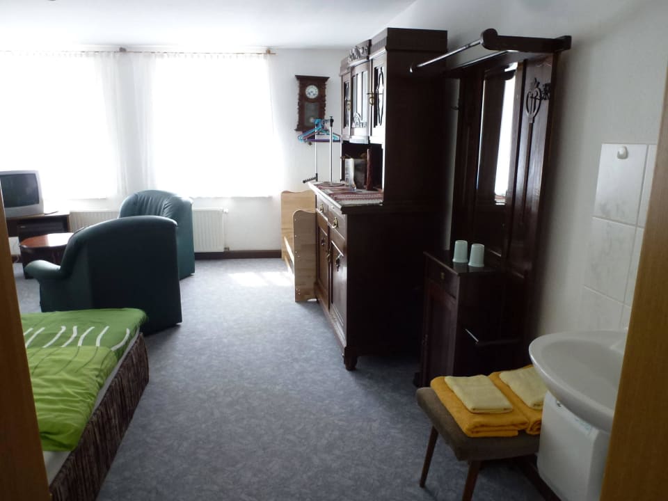 Zimmer ohne Bad mit Waschbecken Pension Cafe Meissner