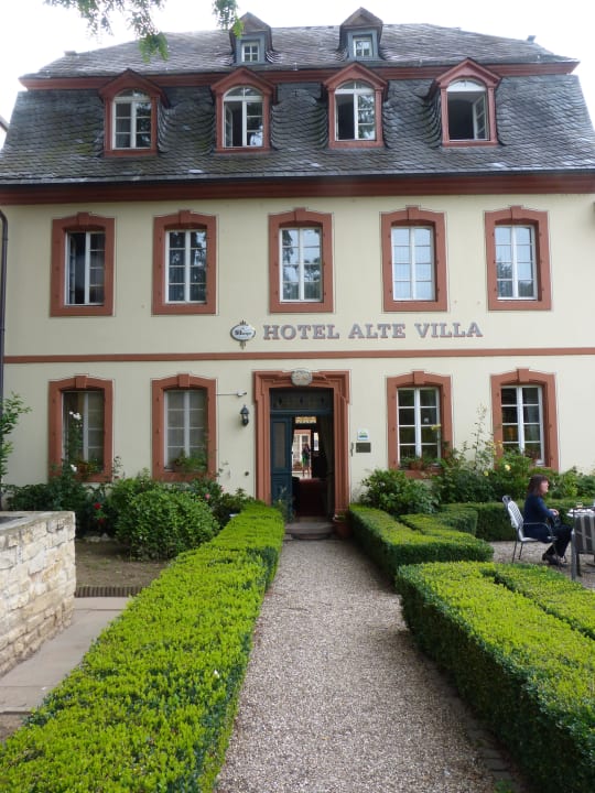 Straßenansicht von vorne Alte Villa