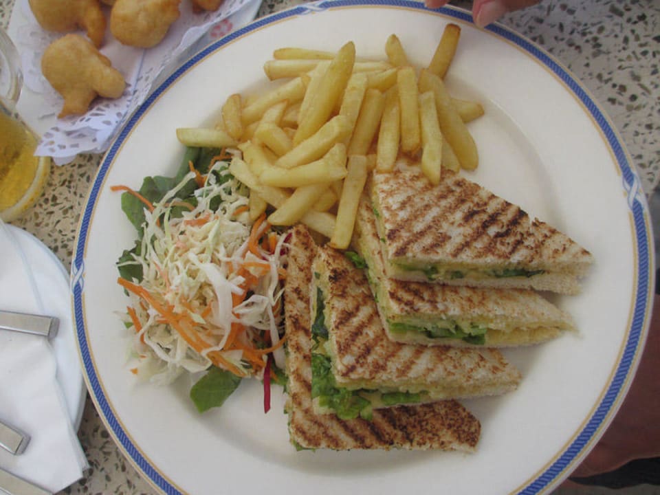 Mittags mal einen Käsetoast - lecker Gold Beach Resort